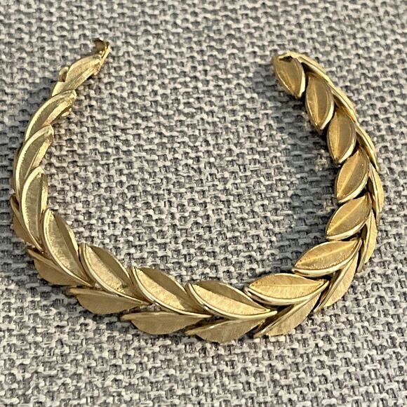 Crown Trifari Gold Tone Petal Bracelet Mid Century MCM - Picture 2 of 7